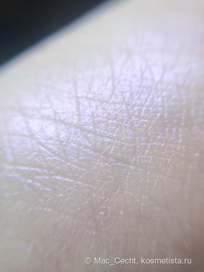Розово-фиолетовый хайлайтер-хамелеон MAC Extra Dimension Skinfinish Poudre Lumiere #Soft frost
