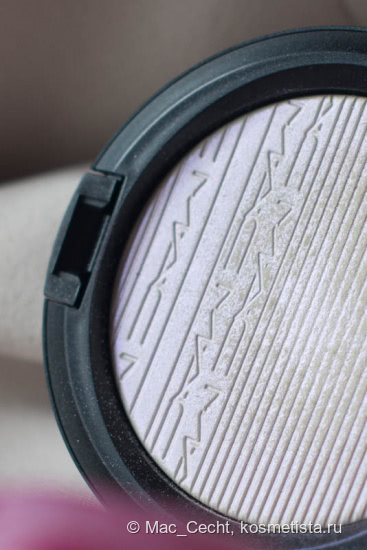 Розово-фиолетовый хайлайтер-хамелеон MAC Extra Dimension Skinfinish Poudre Lumiere #Soft frost