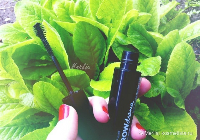 Натуральный эффект на бровях - тушь для бровей Maybelline Brow Drama в оттенке Dark Brown