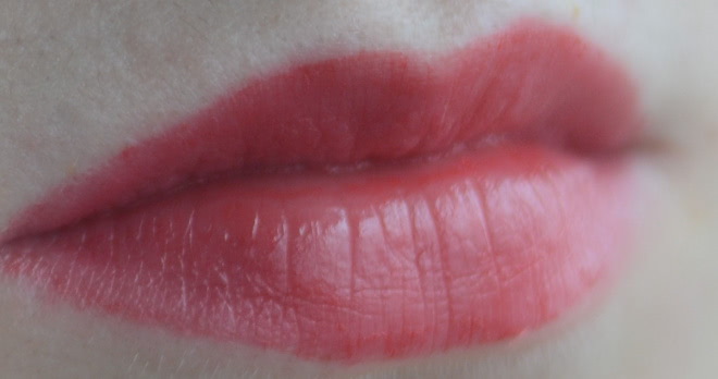 День и ночь с Essence Longlasting Lipstick 02 All You Need Is Red и 06 Barely There
