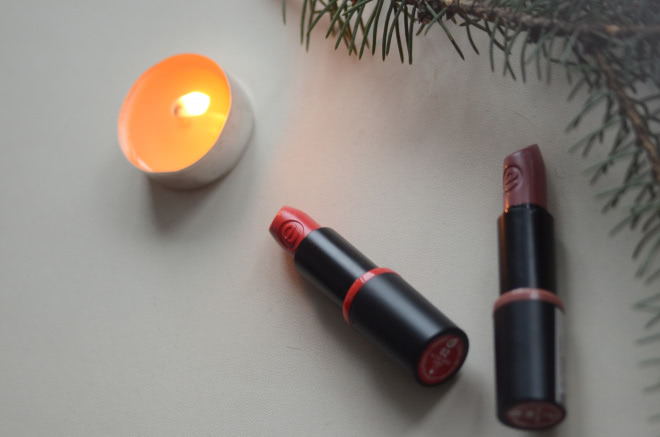 День и ночь с Essence Longlasting Lipstick 02 All You Need Is Red и 06 Barely There