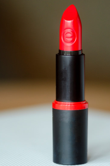 День и ночь с Essence Longlasting Lipstick 02 All You Need Is Red и 06 Barely There