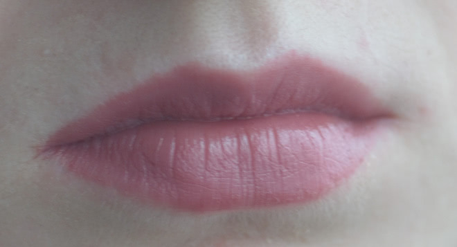 День и ночь с Essence Longlasting Lipstick 02 All You Need Is Red и 06 Barely There