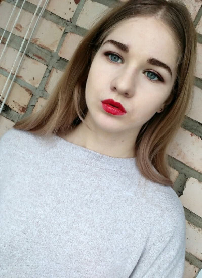 День и ночь с Essence Longlasting Lipstick 02 All You Need Is Red и 06 Barely There