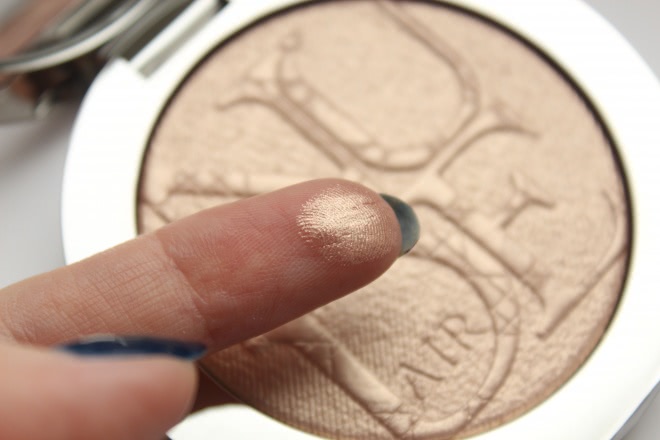 Очаровательный Dior Diorskin Nude Air Luminizer Powder 001