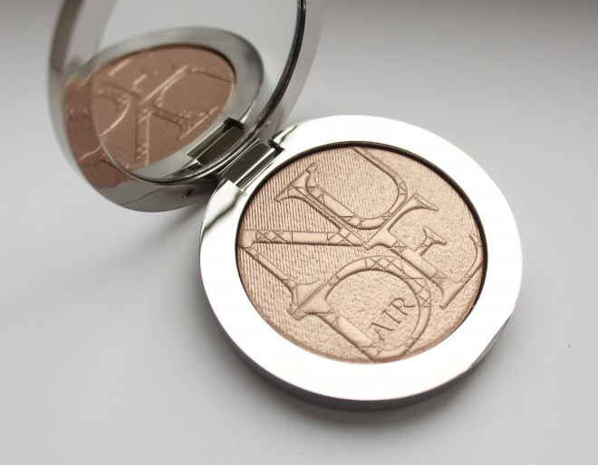 Очаровательный Dior Diorskin Nude Air Luminizer Powder 001