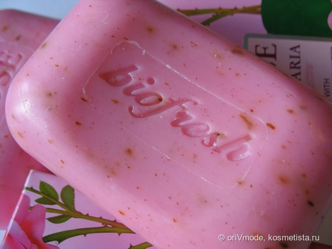 Пенное удовольствие с лепестками роз BioFresh Rose of Bulgaria Soap