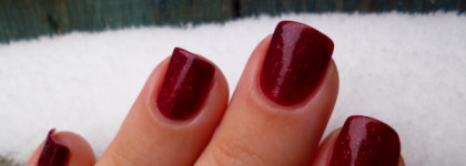 OPI Nail Lacquer Underneath The Mistletoe HL E08