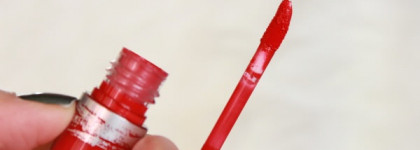 Красавица Essence Stay Matt lip cream оттенок 04 silky red