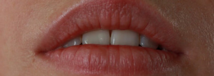 Красавица Essence Stay Matt lip cream оттенок 04 silky red