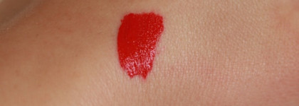 Красавица Essence Stay Matt lip cream оттенок 04 silky red