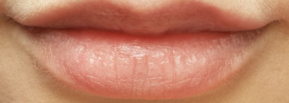 Летняя и дерзкая Estee Lauder Pure Color Envy Sculpting Lipstick №320 "Defiant Coral"