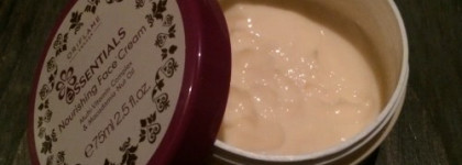 Питательный крем для лица Oriflame Essentials Nourishing Face CreamMulti-Vitamin Complex & Macadamia Nut Oil