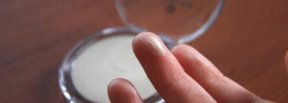 Сказ о жирной коже и кремовом хайлайтере Essence Soo Glow! Cream to Powder Highlighter 10 Look on the bright side