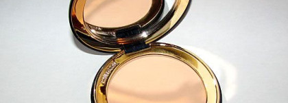 Незаметная на лице, но хорошо матирующая пудра Estee Lauder AeroMatte