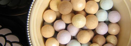 Пудра-шарики Guerlain Meteorites Pearls, оттенок 03 Teint dore (с показательными свотчами)
