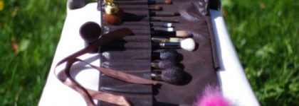 Натюрморт "Стул и кисти"