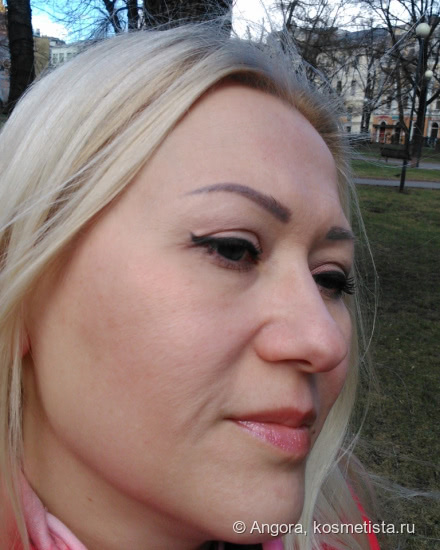 Хайлайтер Hi-Lite Opals от Lime Crime, который я использую в качестве теней