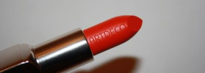 Украла кораллы.