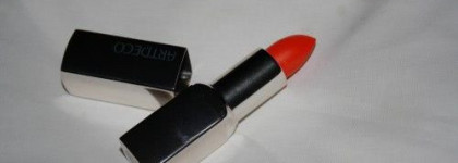 Украла кораллы.