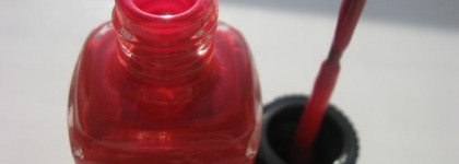 Chanel le vernis #587 Rouge carat, Dolce&Gabbana intense nail lacquer #121 Passione, #106 Drama