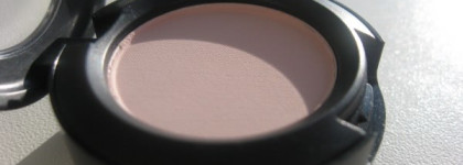 MAC Holiday 2011 Glitter and Ice, Ice Parade:MAC Dazzleglass Pleasure Principle #B31,  МАС make it perfect brush kit special edition. МАС eye shadow #B11 Yogurt