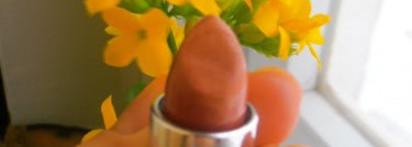 Увлажняющая губная помада "Соблазн"  от Avon в оттенке Nude Perfection