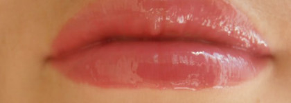 Лаковый красавец Revlon Lip Gloss Super Lustrous Spf/fps 15 в оттенке 180 Pink pop/ Rose radieux
