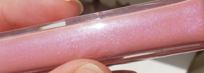 Еще один экземпляр розового блеска в моей коллекции - Revlon Colorburst Lip Gloss/ Brillant в оттенке 002 Cristal Lilac