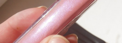 Еще один экземпляр розового блеска в моей коллекции - Revlon Colorburst Lip Gloss/ Brillant в оттенке 002 Cristal Lilac