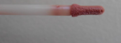 Еще один экземпляр розового блеска в моей коллекции - Revlon Colorburst Lip Gloss/ Brillant в оттенке 002 Cristal Lilac