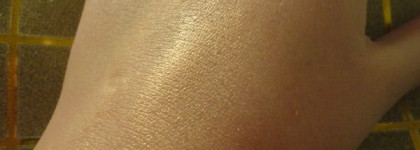 Сияющая кожа с перламутровым флюидом для лица  "Girl Meets Pearl" от Benefit