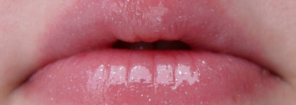 Отличный блеск для губ Rimmel Vinyl Gloss №140 Dance With Me