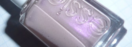 Нежный и разный Essie Demure Vixen