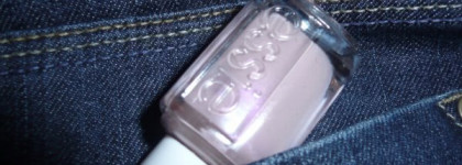 Нежный и разный Essie Demure Vixen
