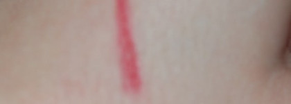 Lady in Red с карандашом для губ  Sipmly Red  от Gosh и блеском Glam Shine Reflexion No. 173 от Loreal