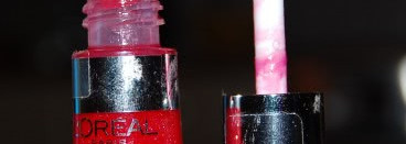 Lady in Red с карандашом для губ  Sipmly Red  от Gosh и блеском Glam Shine Reflexion No. 173 от Loreal