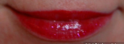 Lady in Red с карандашом для губ  Sipmly Red  от Gosh и блеском Glam Shine Reflexion No. 173 от Loreal