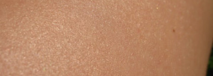 Shimmering dry oil Honey Bronze. № 01 honey kissed. The Body Shop. и Bronzing powder shade: light matte №01. The Body Shop. (добавлены фото пудры)