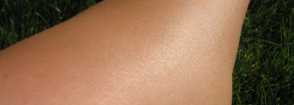 Shimmering dry oil Honey Bronze. № 01 honey kissed. The Body Shop. и Bronzing powder shade: light matte №01. The Body Shop. (добавлены фото пудры)