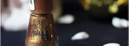 Зелено-золотистый маникюр с лаками Essence