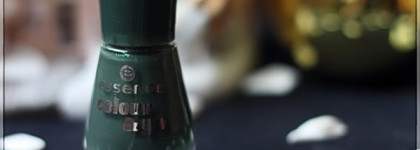 Зелено-золотистый маникюр с лаками Essence