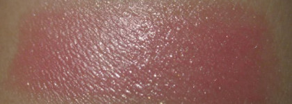 Если вам наскучили виниловые и переливающиеся блески, то предлагаю вам попробовать Collistar Topgloss Stick Reflex  #52 Rosa Reflex