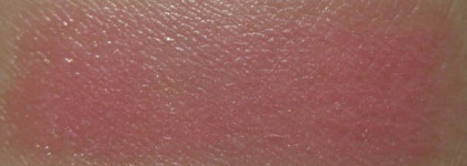 Если вам наскучили виниловые и переливающиеся блески, то предлагаю вам попробовать Collistar Topgloss Stick Reflex  #52 Rosa Reflex