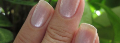 Жемчужно-перламутровые россыпи на ногтях