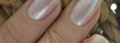 Жемчужно-перламутровые россыпи на ногтях