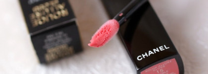 Совсем не ужасный, а даже очень прекрасный Chanel Rouge Allure Gloss Colour And Shine Lipgloss In One Click # 15 Sensible