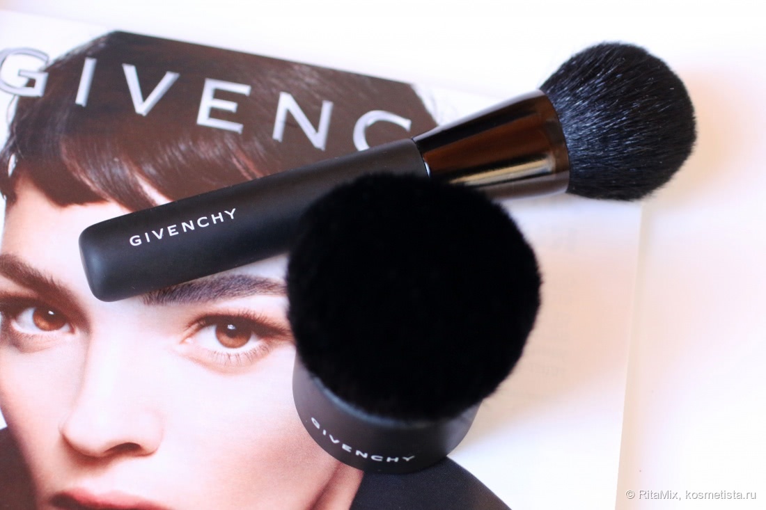 Две стильные штучки для макияжа от Givenchy - кисть кабуки и кисть для пудры, которая на самом деле для румян