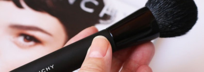 Две стильные штучки для макияжа от Givenchy - кисть кабуки и кисть для пудры, которая на самом деле для румян