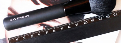 Две стильные штучки для макияжа от Givenchy - кисть кабуки и кисть для пудры, которая на самом деле для румян